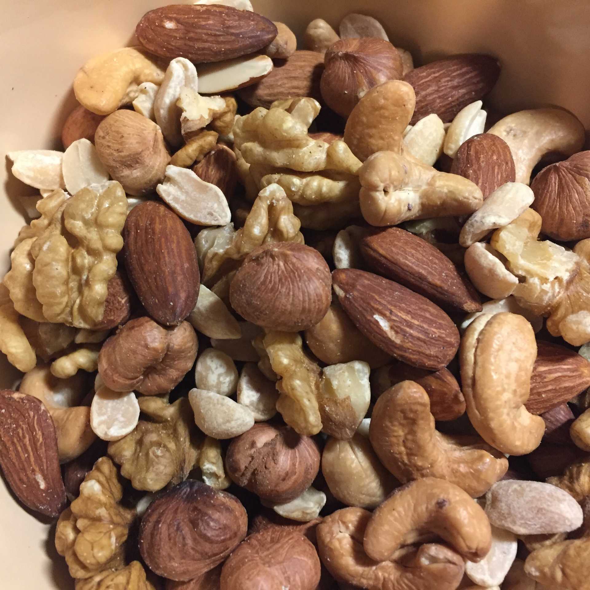 Кешью, фундук и миндаль: какие орехи вызывают рак, болезни почек и печени