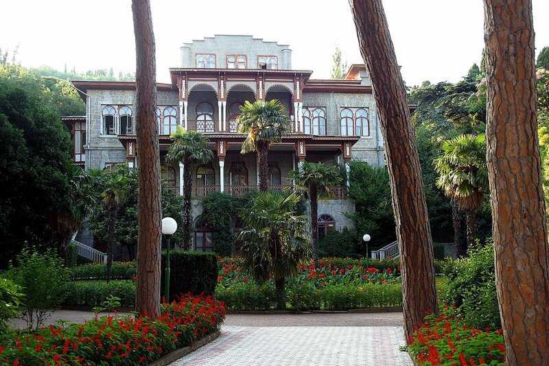 Имение карасан – иранские корни великолепного дворца с видом на гору аю-даг
